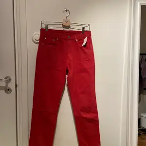 Säljer ett par icke använda jeans från ARKET. Köpta second hand, röda raka jeans, storlek W27, längden står inte men skulle gissa på längden 30. Insåg att det var för små när jag testade de hemma, därav säljer jag. Köparen står för frakten. 