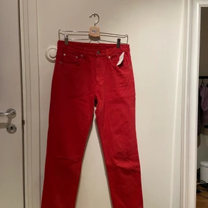 Arket Jeans  - Säljer ett par icke använda jeans från ARKET. Köpta second hand, röda raka jeans, storlek W27, längden står inte men skulle gissa på längden 30. Insåg att det var för små när jag testade de hemma, därav säljer jag. Köparen står för frakten. 