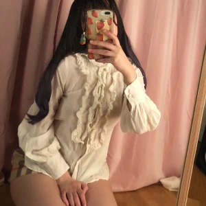 blus - skitfin blus med lite ’pirat feeling’. det saknas en knapp:(