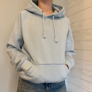Ljusblå hoodie  - Ljusblå hoodie från Bikbok. Tröjan är lite noppig men annars bra skick. 