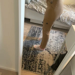 Beiga kostymbyxor - Säljer nu dessa på grund av att det har blivit lite små på mig tyvärr, sitter bra i midjan❤️ Köpren står för frakten!