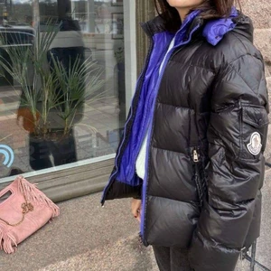 Moncler jackaq - Svart/lila moncler jacka. Unisex. Strl M. Felrri❤köp direkt för 5! Möts i stockholm innerstad. Ska vara äkta men har inget bevis 