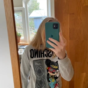 HMxMoschino tröja - HM x Moschino tröja, grå. Skön tröja med coolt tryck.😋 frakt tillkommer. 