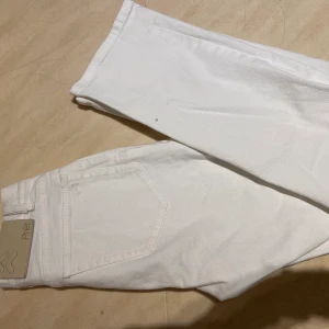 Vita straight jeans  - Vita raka jeans, oklart vart jag köpt den men är i storlek 34/36. Inga fläckar och är i nyskick 