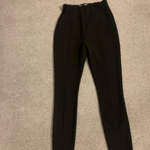 Kostymbyxor med slits storlek S - Jättefina och jättesköna kostymbyxor som inte kommer till användning längre. Byxorna följer kroppens former, och är väldigt fina på. De är i ett jättebra skick, då jag har använt de 2-3 gånger. 