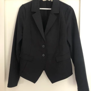 Lola Kavaj  - En lola kavaj som är sparsamt använd och i mycket fint skick! Storlek M💖 Nypris 600, säljer för 340 kr inklusive frakt💖