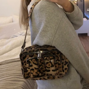 Nunoo väska leopard - En jättefin väska i lagom storlek. Endast lite sliten på baksidan! 