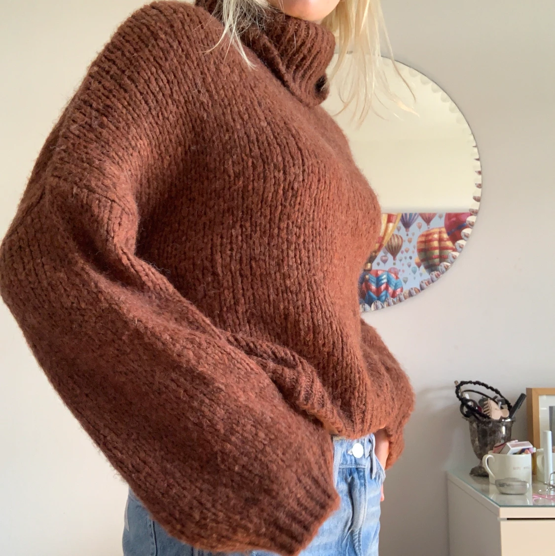 Brun stickad tröja med polokrage