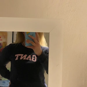 GANT långarmad strl S/M (170,15 år enligt lapp) - Nyskick, använd bara 1 gång. Äkta GANT. Passar mig som ligger på M (ibland S) i storlekar. Mörkblå/Marinblå jättefin tröja. Köparen står för tillkommen frakt 48kr