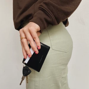 KORTHÅLLARE - Vi är ett UF-företag som säljer korthållare i veganskt läder🤍 varje månad skänker vi 10kr per såld korthållare till en organisation för att hjälpa till så att alla människor får samma rättigheter & möjligheten till ett friskt & bra liv. Nu i april skänker vi 10kr till Unicef🤍 här är vår SVARTA korthållare, kika gärna in vår profil och vår instagram (equalitycase_uf) för att se vår BLÅ korthållare🤍 frakt tillkommer på 29kr🤍