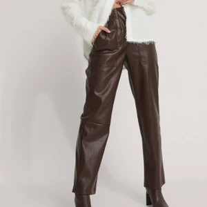 Pu pocket pants storlek 36 - Säljer dessa slutsålda bruna Pu pocket pants från NAKD pga av att jag inte fått användning för dem då dem är för långa för mig. Jag är 158cm ish och på bilden har jag en typ 10 cm klack på mig. Aldrig använda endast provade hemma så dem är som i nytt skick. Bara och skriva om ni har frågor💞💞köpte dem för 549. Köparen står för frakten