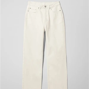 Weekday Rowe Extra High Straight Jeans - vita/beige - Säljer dessa vita jeans från Weekday då de tyvärr är för små för mig. Har bara blivit använda några få gånger och är i superbra skick. Har inga fläckar eller dylikt. Jag köpte de för 500 kr och säljer för 250 kr (ej inklusive frakt). Obs, bilderna är lånade då de är för små för mig att testa. 