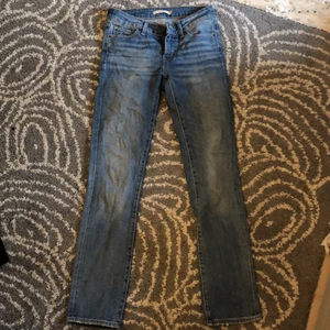 Levis jeans - Lågmidjade levisjeans. Modell straight 714 strl 25, längden skulle jag säga är 30 ish. Ganska använda men inga fläckar eller hål men lite missfärgade. Lite stretch. För mer info eller bilder kontakta. För mer info kolla bio!! 