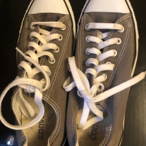 Gråa Converse  - Grå Converse stl 39. I bra skick. Säljs för 200🤍 Frakt är 79kr och det är inte converse skosnören utan har lagt in egna!