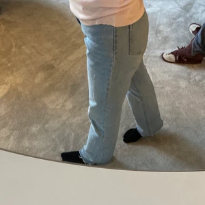 Snygga Zara jeans😍 - Jeans från Zara använda cirka 4 ggr, i storlek 34 men de var ganska långa så klippte av de cirka 5 cm men inget som syns. Bra skick och skulle passa någon som är 160 ungefär. Säljer för att de är lite stora i midjan. Pris kan diskuteras, skriv för fler bilder💓 (pris ink frakt)