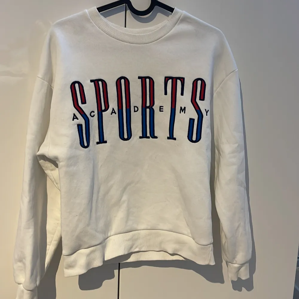 Supersnygg sweatshirt från Gina Tricot, tyvärr för liten för mig. Fint skick, inte använd särskilt många gånger!. Tröjor & Koftor.