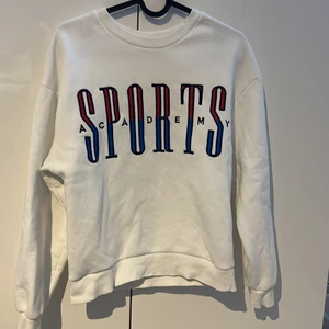 Sweatshirt - Supersnygg sweatshirt från Gina Tricot, tyvärr för liten för mig. Fint skick, inte använd särskilt många gånger!