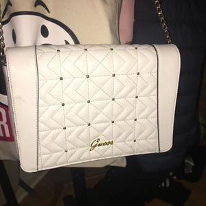 Väska - Guess väska använd några gånger inte så många. 