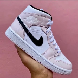Jordan 1 mid barely rose  - Storlek 37 pris kan diskuteras vid snabb affär köpta på restocks 