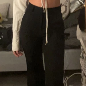 Kostymbyxor - Jättesnygga kostymbyxor från bikbok som inte längre kommer till användning då ja har för många, sitter skitsnyggt verkligen! Och är i ett fint skick!