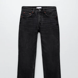 Zara mid waist jeans  - Säljer dessa superfina jeansen från zara som är väldigt populära och helt slutsålda! De är midwaist, full lenght och i färgen grå antracit💞 endast använda en gång! Buda från 100kr💞Prioriterar direktköp på 350kr då så extremt många är intresserade!