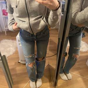 Så fina jeans från ginatricot köpta för 500kr i storlek 32💕💕💕