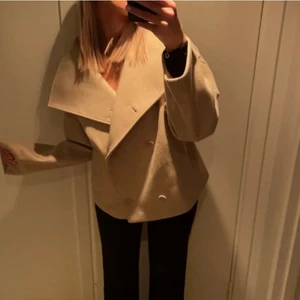 Nakd kappa - Intressekoll på denna populära nakd kappa, lägger ut pga för stor. Första bilden är lånad och är i storlek 36, andra är också lånad men storlek 38. Min är storlek 36! Säljer inte under 900kr, kom med egna bud💗💗 Heeeelt slutsåld på hemsidan i all storlekar!