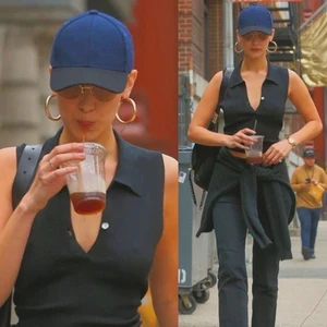 Svart topp - Svart topp som liknad den här Bella Haddid bär. Storlek L men liten, passar XS-L