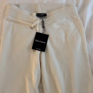 Juicy Couture Knitted Joggers  - Super fina och bekväma Juicy byxor som är nyköpta och helt oanvända. Säljer pga av att storleken är för stor och det är för sent för att skicka tillbaka! Kan skicka eller mötas upp (bilder tagna från nellys hemsida där de är köpta) Köpta för 1199kr