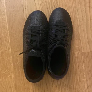 Puma fotbollsskor  - Säljer mina gamla puma fotbollsskor i storlek 35. Jätte bra skick nästan helt nya, använda ungefär 2-3 gånger. Bara att skriva om fler bilder eller frågor. 