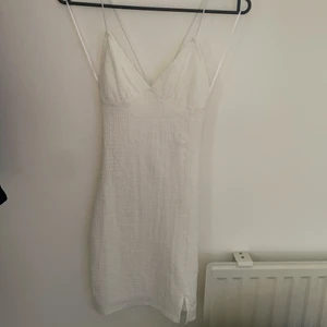 Vit snygg klänning  - Magiskt fin klänning köpt på hm, använd en gång. Väldigt öppen i ryggen som man kan se på bild 2, en minislits på vänster sida😍 Den är väldigt stretchig. 80:- med frakt