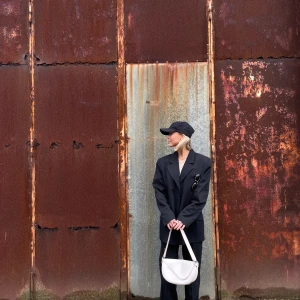 LILY OF THE VALLEY- SVART KAVAJ - Svart snygg kavaj! Strl 42 men passar 34-42 beroende på önskad passform!🤎