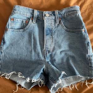 Säljer dessa Levis shorts i W25, passar mig som har S. Använda men i bra skick!!💖