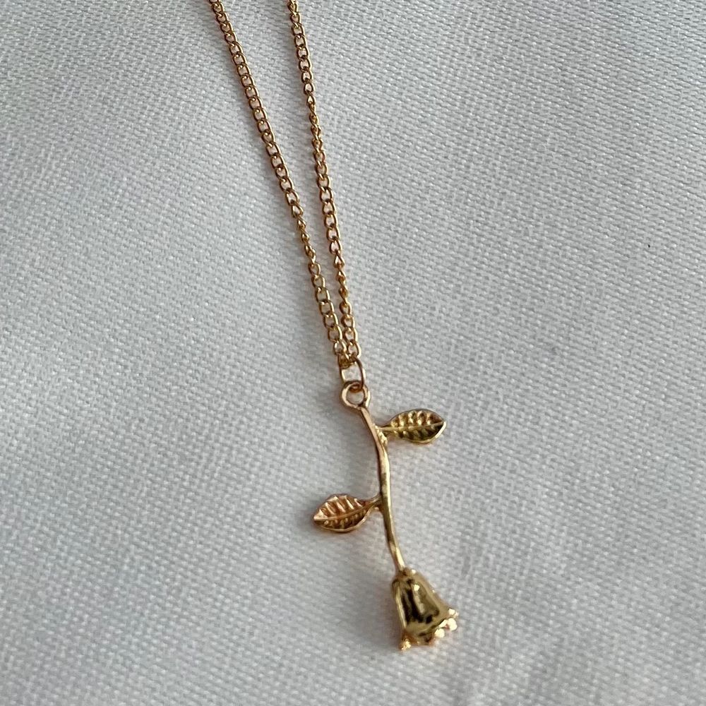 Guld halsband med ros på. Aldrig använd. 35kr + frakt 💓. Accessoarer.