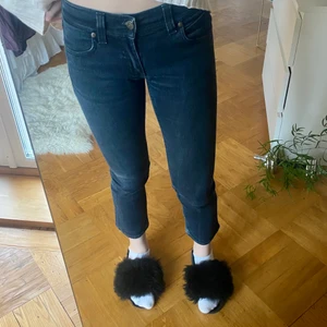 Lågmedjade jeans - Säljer dessa byxor från Sand som är croppade, de blev lite väl cropped för mig som är 1.75! På andra bilden ser man tvätten bättre!