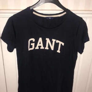 Gant tshirt storlek M - Mörkblå gant tshirt, storlek M! 