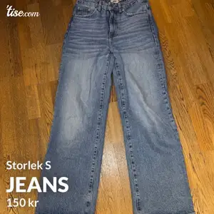 Jeans, använda 1-2 gånger, storlek S tyvärr för stora för mig. Jätte fin passform, original pris 350, säker för 250 men priset kan pratas igenom. 