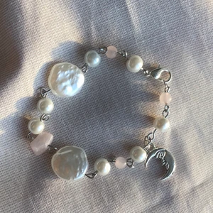 Pärlarmband  - Ett jättefint armband fina pärlor, bland annat vaxade pärlor och rosenkvarts pärlor!💗 Armbandet har även en fin berlock av en måne💗 FRAKT INGÅR I PRISET!