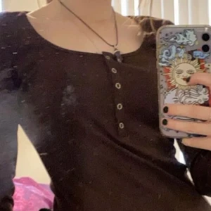 Tee - en tröja i fintskick som jag köpte för någon månad sen, storlek medium. om flera är intresserad start jag en budgivning, köparen står för frakt! kom privat om du har några funderingar :)