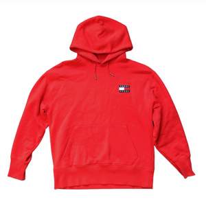 Tjock röd hoodie från Tommy Jeans. Köparen står för frakten. Storlek Medium (mens). Inga fläckar eller skador. Fraktar inom hela sverige via postnord för 62kr.