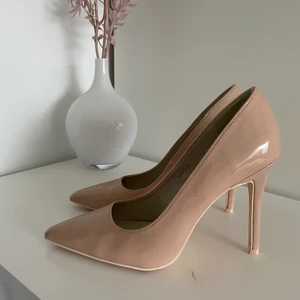 Beige klackar  - Beige klackar från Nelly i storlek 39. Nyskick, aldrig använda utomhus! 