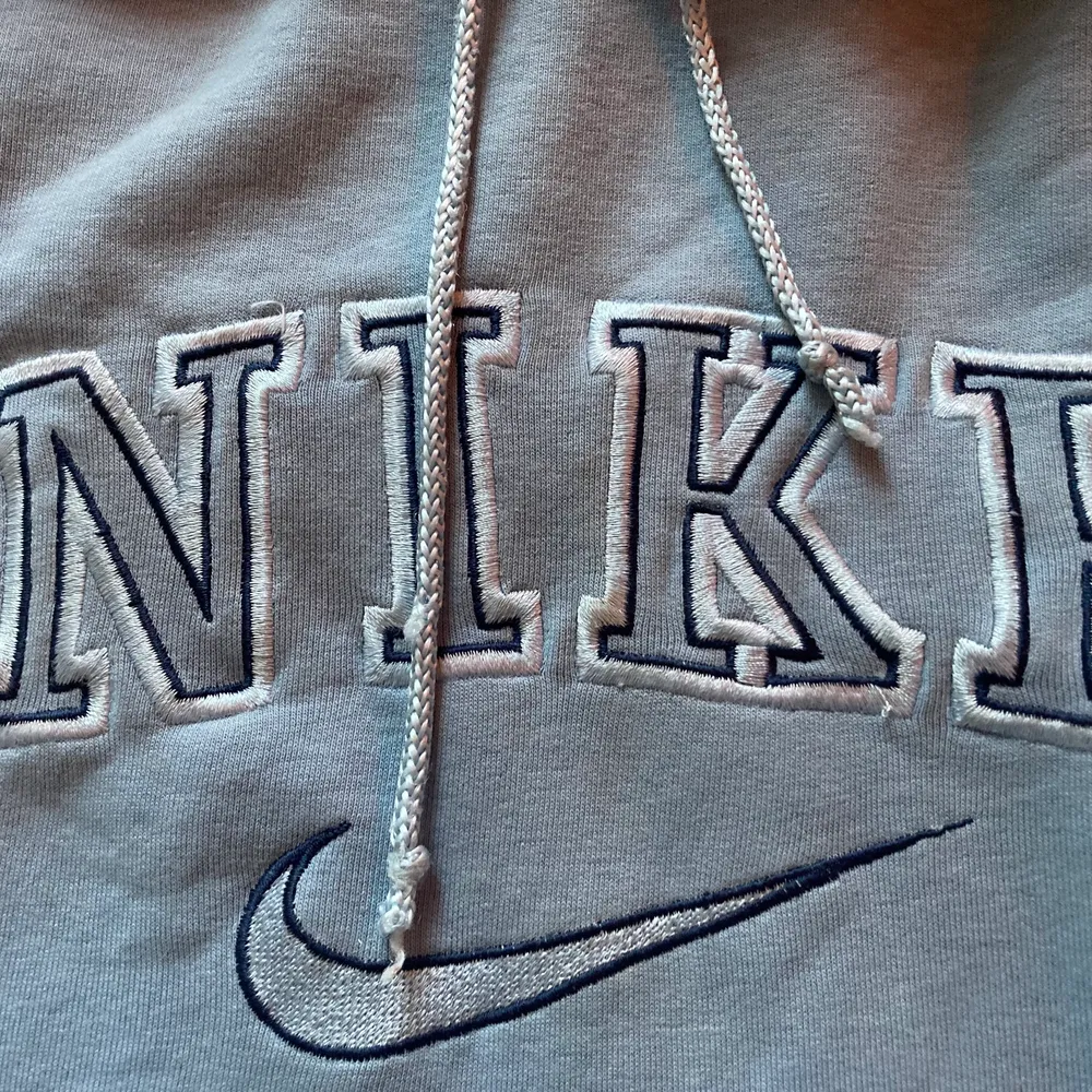 Vintage Nike hoodie från 90’talet! Köpt här på Plick för ett år sen men som inte kommer till mycket användning längre!! 💙 Superfin och sitter riktigt snyggt för mig som har stl S. Innersidans tryck är ganska sliten (bild 3) Nypris: 200 kr . Övrigt.