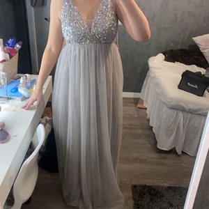 Balklänning  - Säljer en oanvänd balklänning då jag har en annan. Jag som är ca 172 sitter den perfekt på. Nypris 1099💗. Skriv för mer bilder så fixar jag det💗