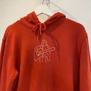 Broderad tröja - 💜Broderad tröja med Birdie motiv 💜Hör av er om ni vill köpa en liknande 💜Cirka 300kr plus frakt 💜Kom gärna med egna förslag på motiv 💜Olika färger och storlekar finns 💜Just denna är såld