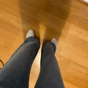 Blå/gråa jeans - De är från monki och jag har lagt upp dem för att de ska passa min längd (jag är 161) men de går lite över skorna så skulle nog passat 161 - 166, de är aldrig använda så nyskick och kom privat för mer info