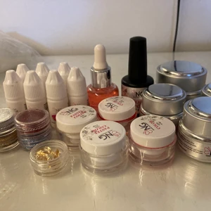 Nagelkit  - Kan skicka bilder privat på mer exakt vad som kommer med. Använda en gång. Frakt tillkommer! Innehåller glitter, olika gel, nagelolja, topcoat och alla verktyg du behöver❤️ Köpt för 2500