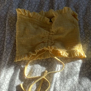 Ful topp från bik bok  - Säljer denna härliga topp från bil bok som är perfekt till våren/sommaren. Den är i storlek XS men passar även S skulle jag säga💝det går även att justera längden på den. Väldigt gott skick och jag har Max använt den 3 gånger. Skriv för frågor! 