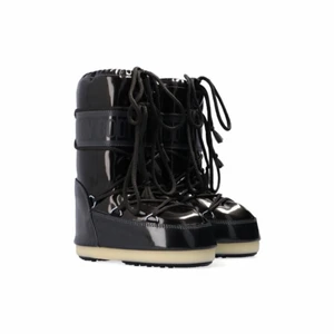 Glansiga moonboots - Säljer mina svarta glansiga moonboots. Dem har använts mkt men är i bra skick! Dem fungerar för flera storlekar men passar mig som brukar ha 38. Köpte dem för 1300 och säljer för 500 kr