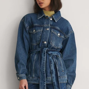 Jeansjacka med bälte, mörkblå - Sjukt fin jeansjacka men tyvärr för stor! Använd fåtal gånger, säljer för 150 + frakt