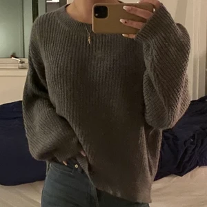 Grå stickad tröja - Stor grå stickad tröja från HM i stl L men passar XS-XL i bra skick, köpare står för frakt om det behövs🧡